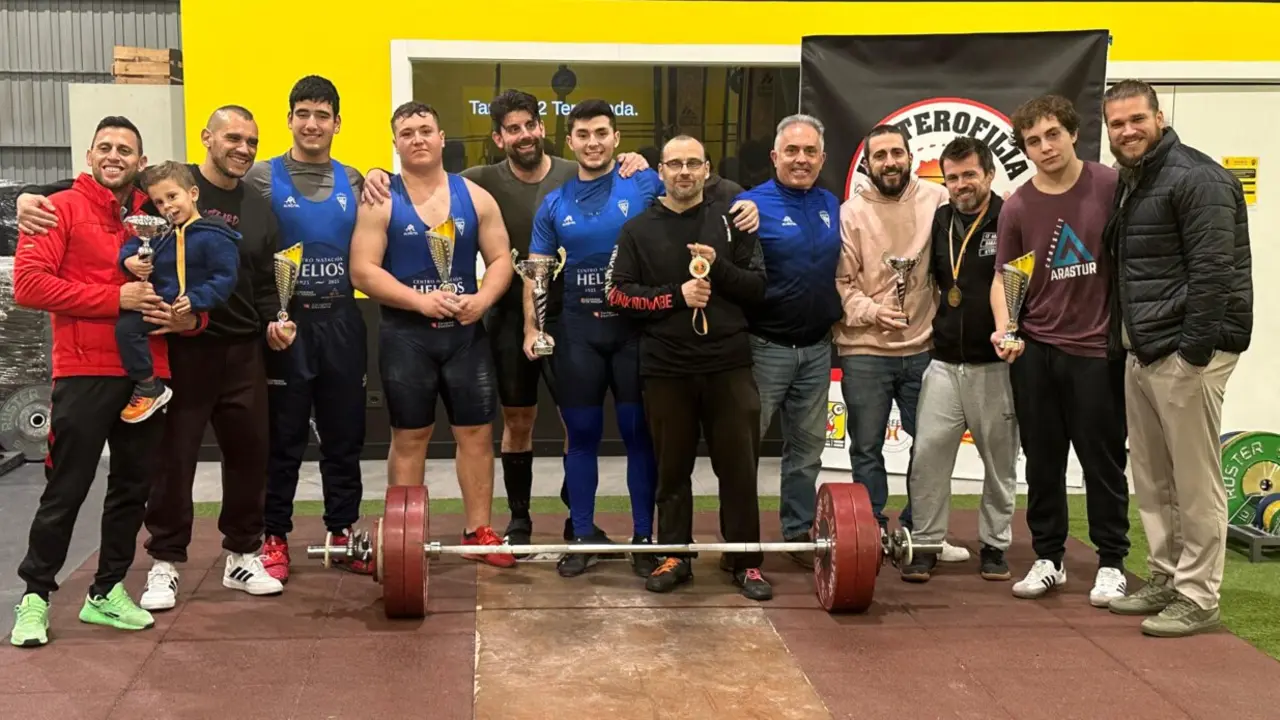Equipo masculino del Helios posando en una foto de familia. Fotograf&iacute;a: CN Helios.