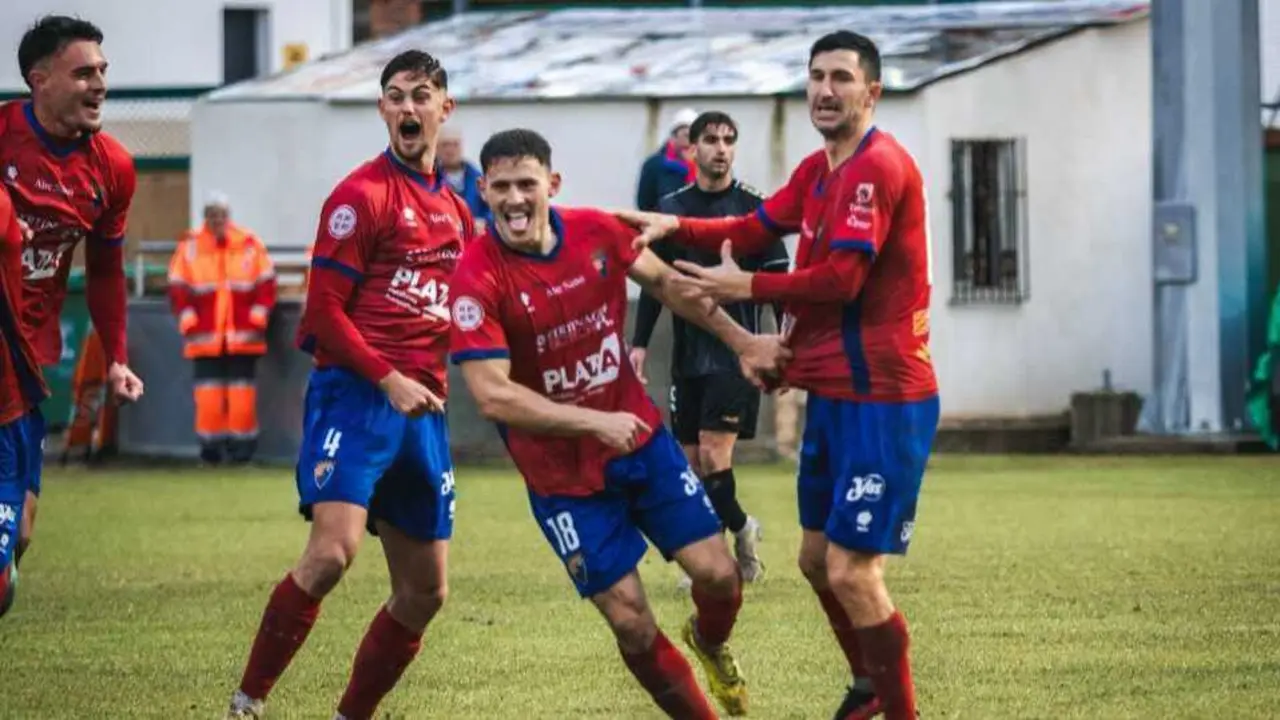 Abraham celebra con sus compa&ntilde;eros el tanto que a la postre le dar&iacute;a el triunfo al Teruel. Fotograf&iacute;a: CD Teruel.
