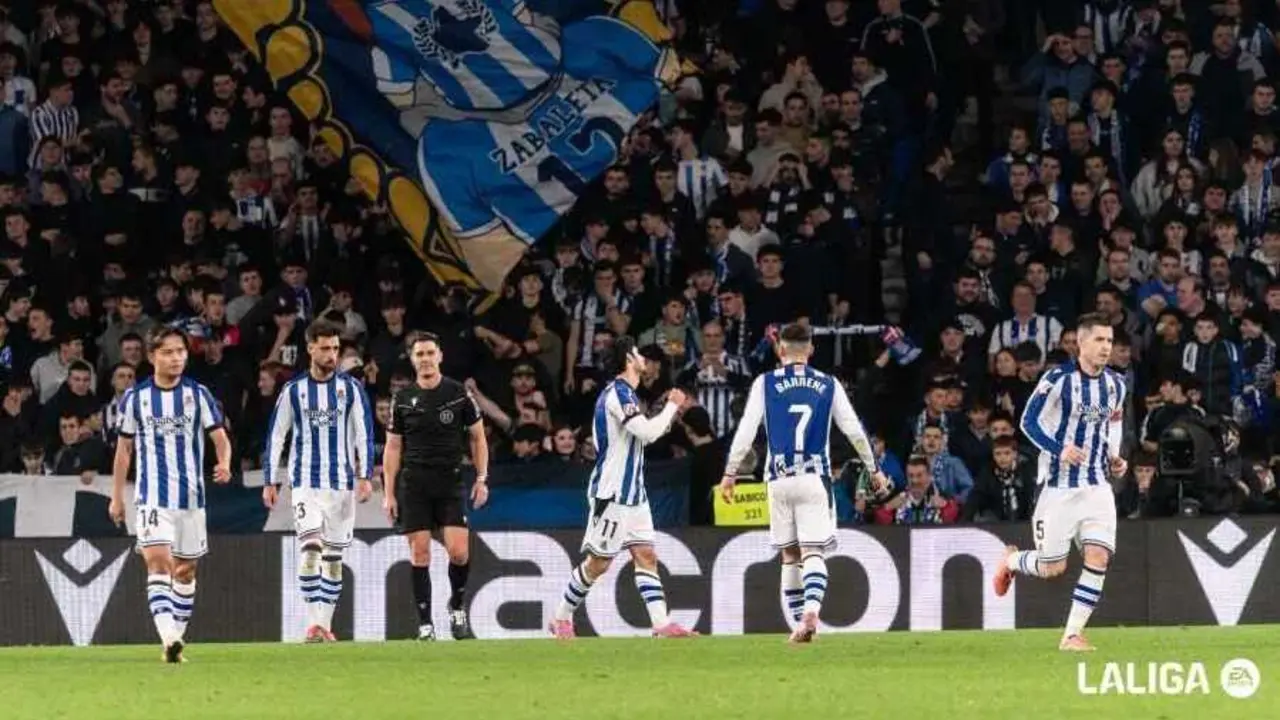 Jugadores de la Real Sociedad con su afici&oacute;n / LaLiga