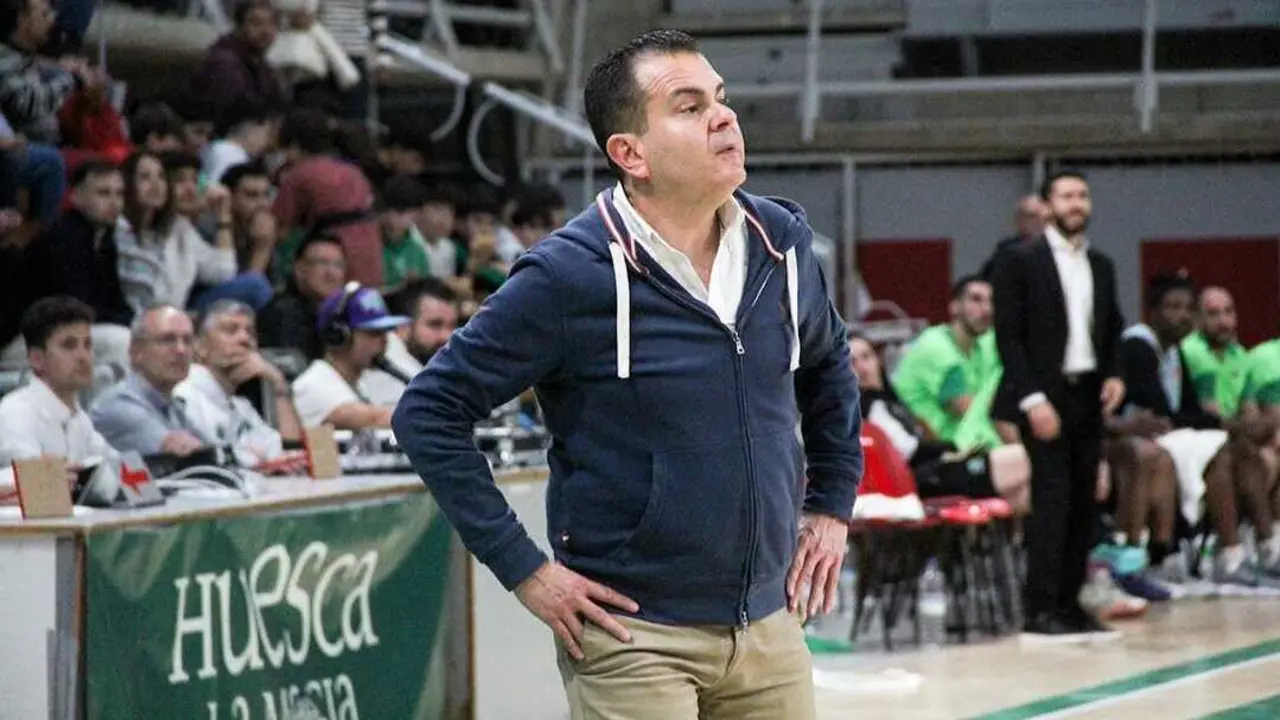 Rafa Sanz, durante un encuentro con el Pe&ntilde;as Huesca. Fotograf&iacute;a: Lobe Huesca.