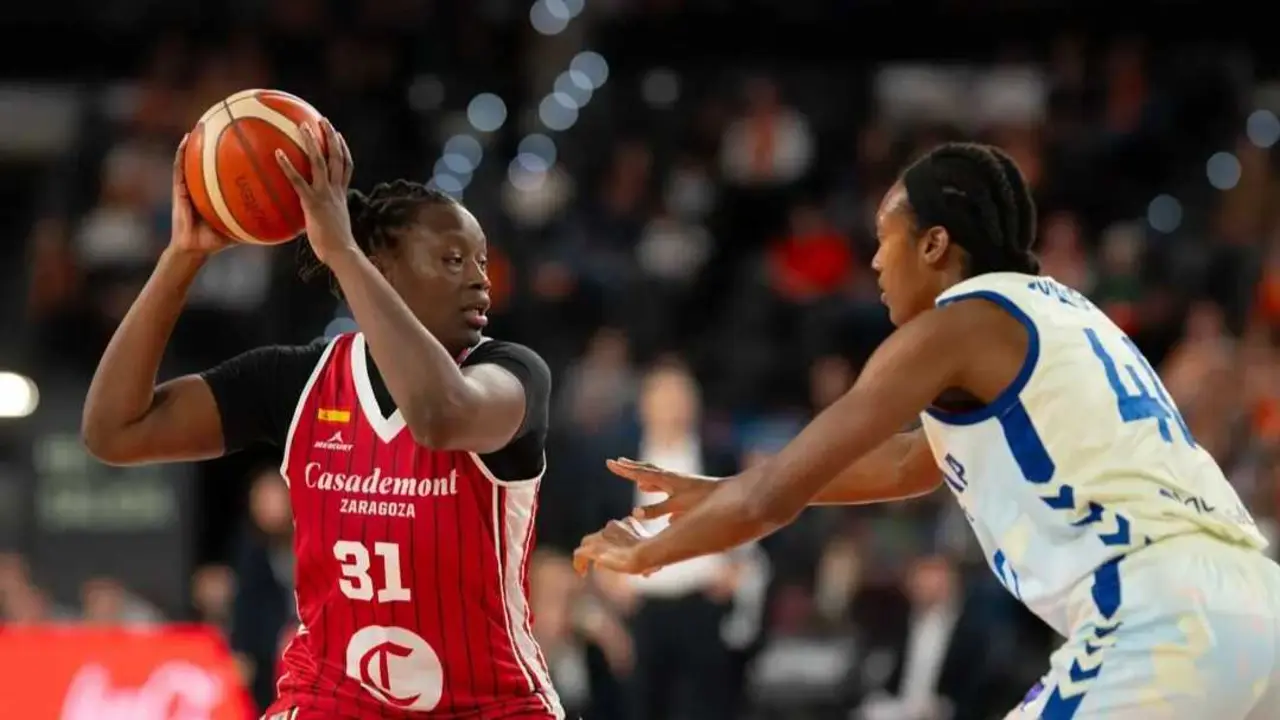 Aminata Gueye, buscando un pase ante Valencia Basket en la Euroliga. Fotograf&iacute;a: FIBA.
