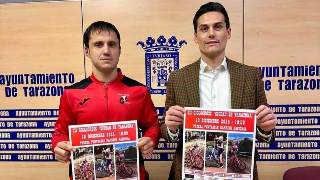 El presidente del Club Ciclista Turiaso, David Garc&iacute;a y el concejal de Deportes de Tarazona, Pablo Escribano. Fotograf&iacute;a: Ayuntamiento de Tarazona.