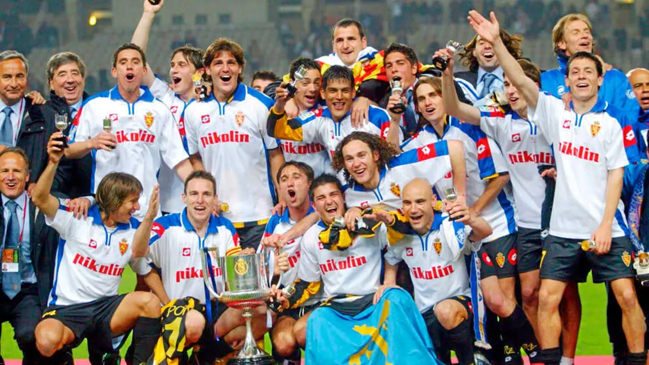 Los jugadores del Zaragoza celebrando la Copa del Rey 2004 / MARCA