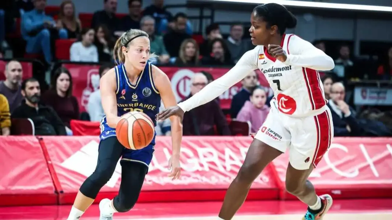 Julie Allemand trata de zafarse de Nadia Fingall en el duelo de Euroliga. Fotograf&iacute;a: Esther Casas / Casademont Zaragoza.