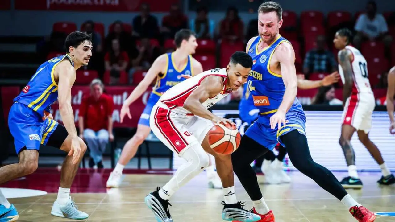 Trae Bell-Haynes protege el bal&oacute;n ante el Peristeri griego en FIBA Europe Cup. Fotograf&iacute;a: Esther Casas / Casademont Zaragoza.