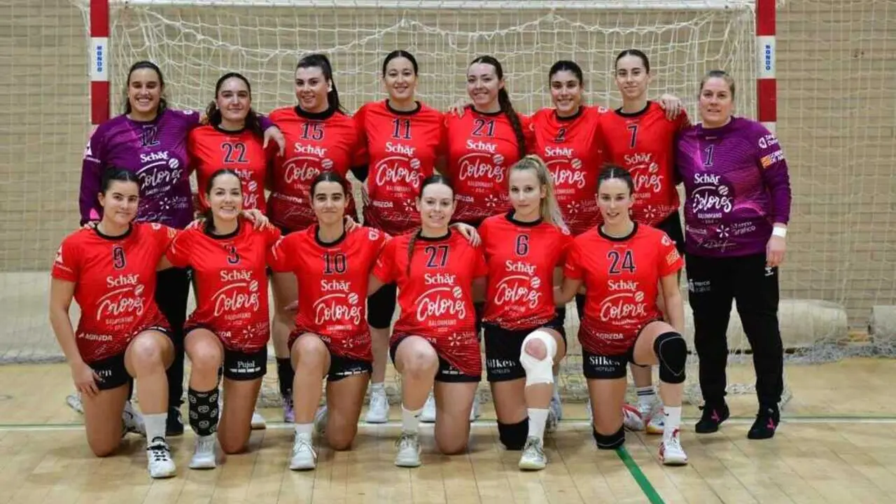 Las jugadoras del Sch&auml;r Colores Zaragoza antes de disputar el partido. Fotograf&iacute;a: Sch&auml;r Colores.