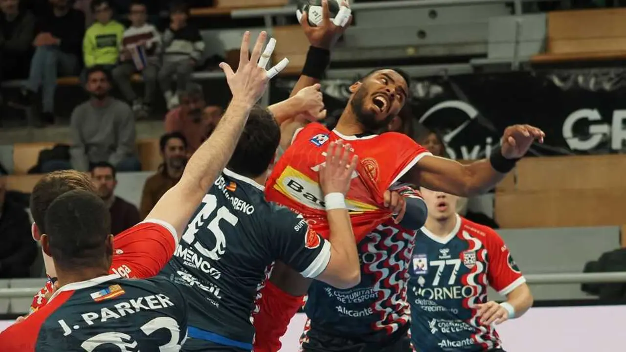 Frank Cordi&eacute;s, muy vigilado por la defensa del EON Alicante, no pudo ser un activo con sus goles en el ataque del Bada Huesca. Foto: C.Pascual