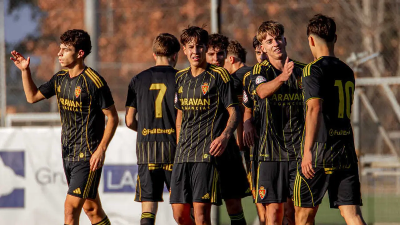 El Divisi&oacute;n de Honor Juvenil del Real Zaragoza celebra / ALMUDENA SOPE&Ntilde;A