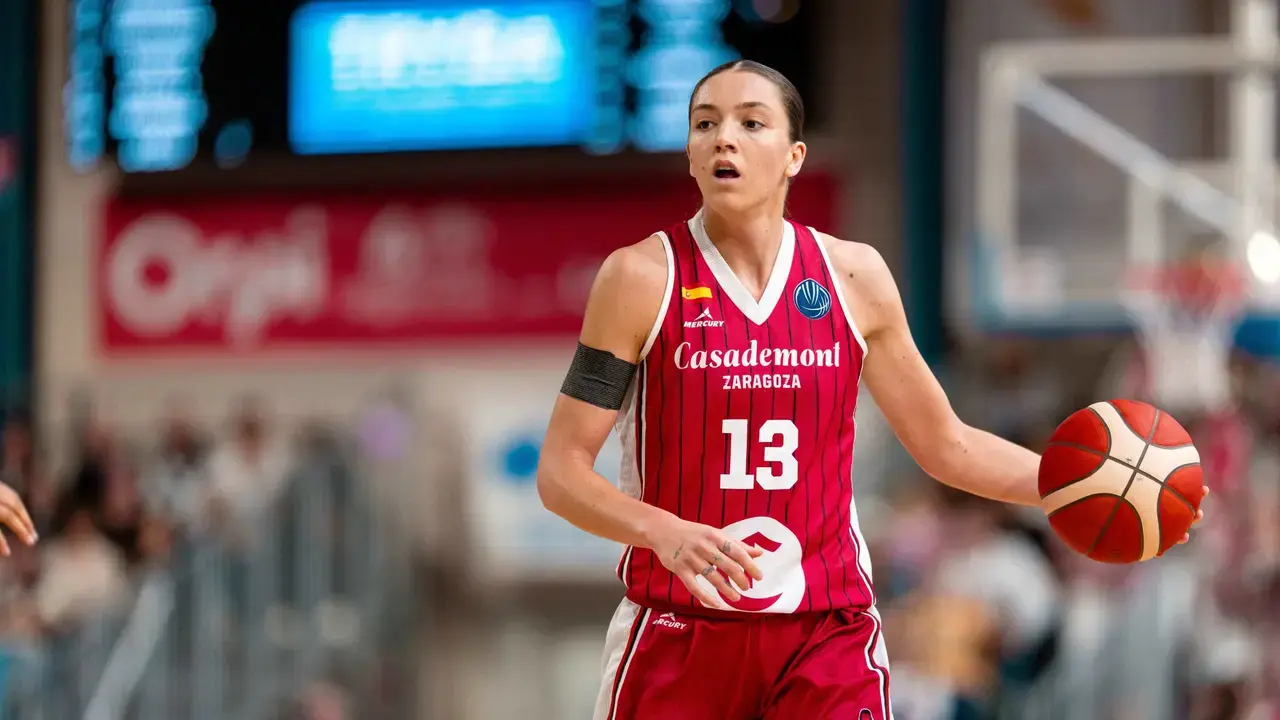 Helena Pueyo durante un duelo de Euroliga. Fotograf&iacute;a: FIBA.