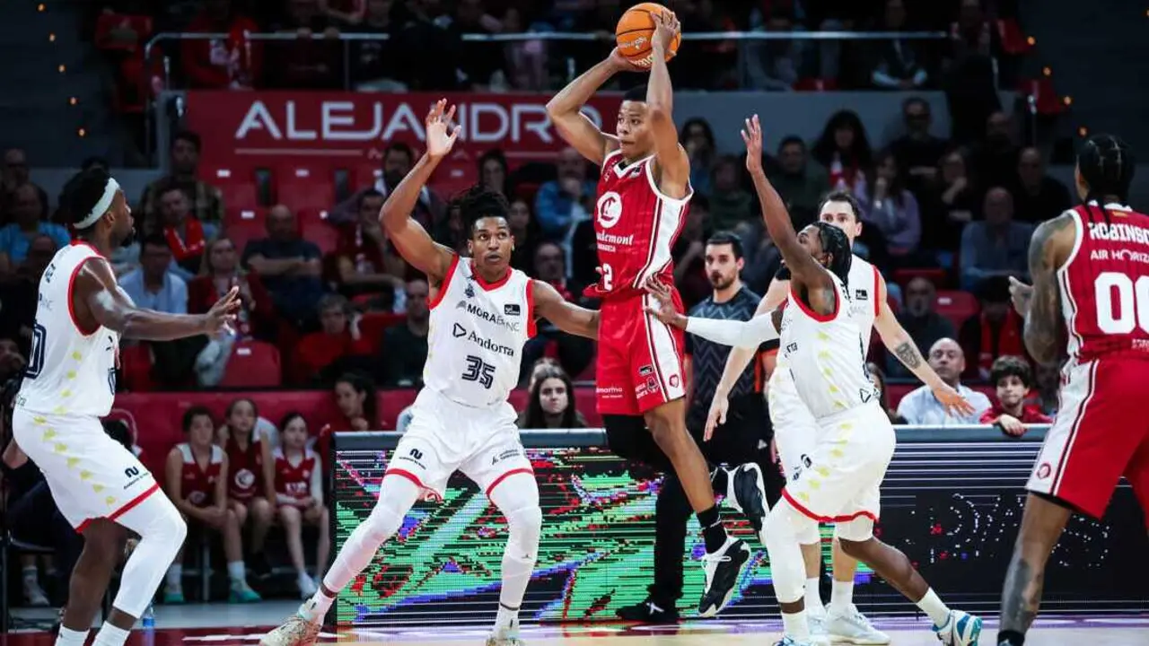 Trae Bell-Haynes busca un pase ante MoraBanc Andorra en la pasada jornada de Liga Endesa. Fotograf&iacute;a: Esther Casas / Casademont Zaragoza.