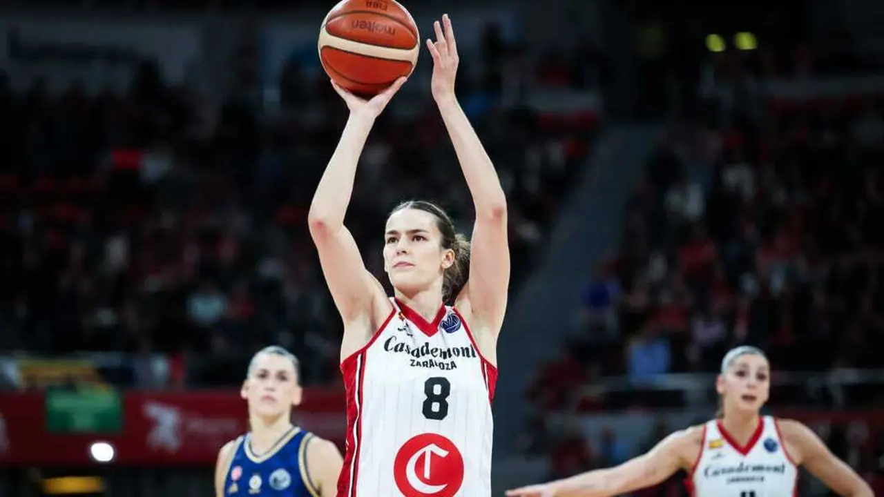 Veronika Vorackova lanzando un libre ante el Fenerbah&ccedil;e. Fotograf&iacute;a: Esther Casas / Casademont Zaragoza.