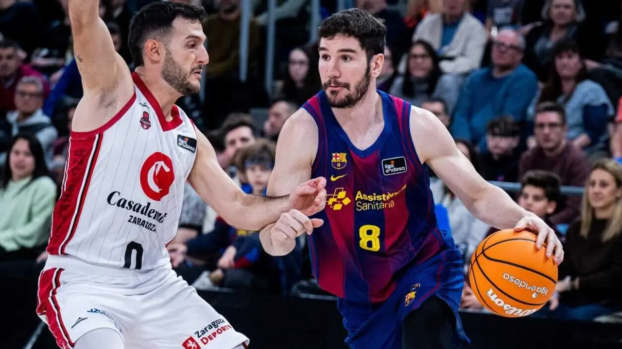 Brizuela trata de irse de Spissu. Fotograf&iacute;a: FCB.