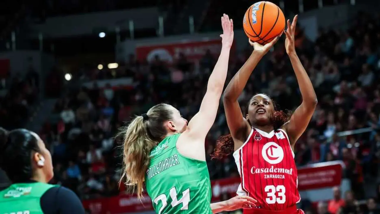 Stephanie Mawuli lanzando a canasta frente a Araski. Fotograf&iacute;a: Esther Casas / Casademont Zaragoza.