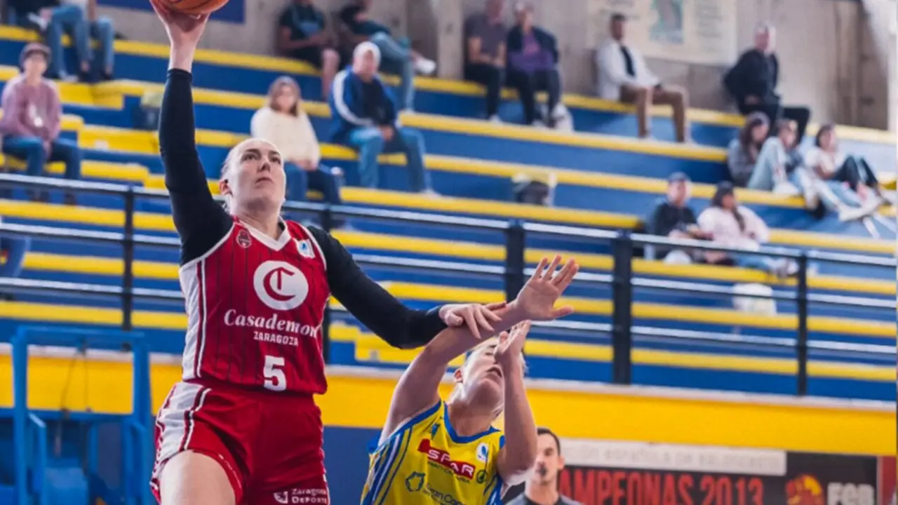 Merritt Hempe se eleva para facturar una canasta ante Spar Gran Canaria. Fotograf&iacute;a: Spar Gran Canaria.