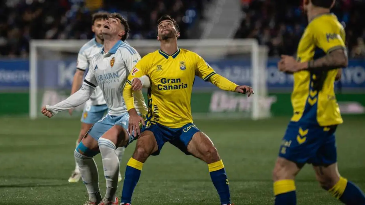 El Real Zaragoza pierde ante Las Palmas / MARCOS CEBRI&Aacute;N