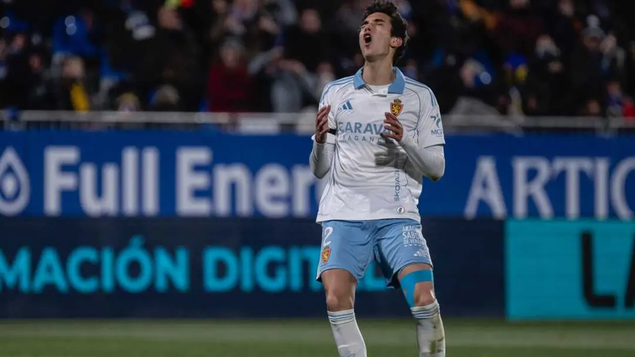 Juan Sebasti&aacute;n se lamenta durante el Real Zaragoza - Las Palmas / Marcos Cebri&aacute;n