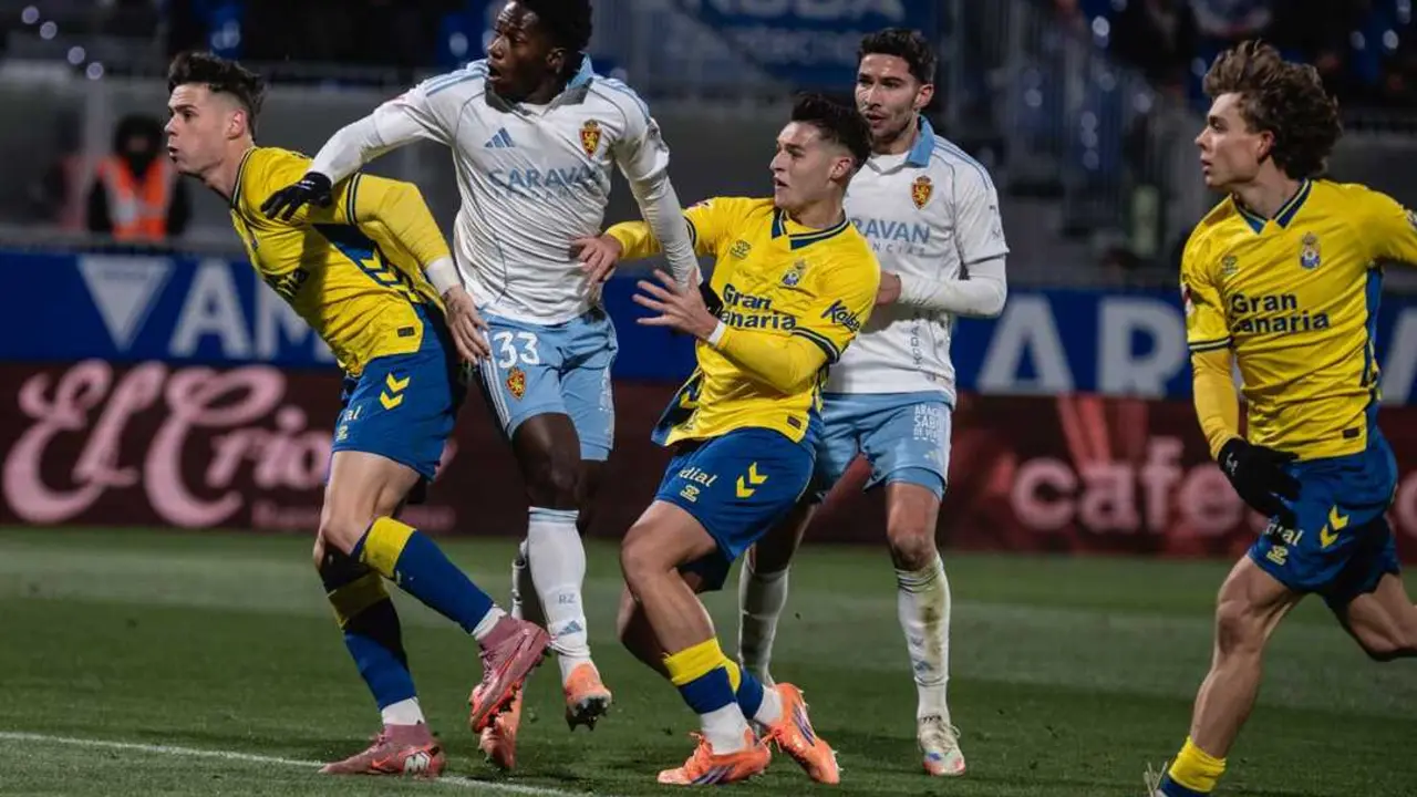 Tachi y Saidu durante una acci&oacute;n del Real Zaragoza - UD Las Palmas / Marcos Cebri&aacute;n