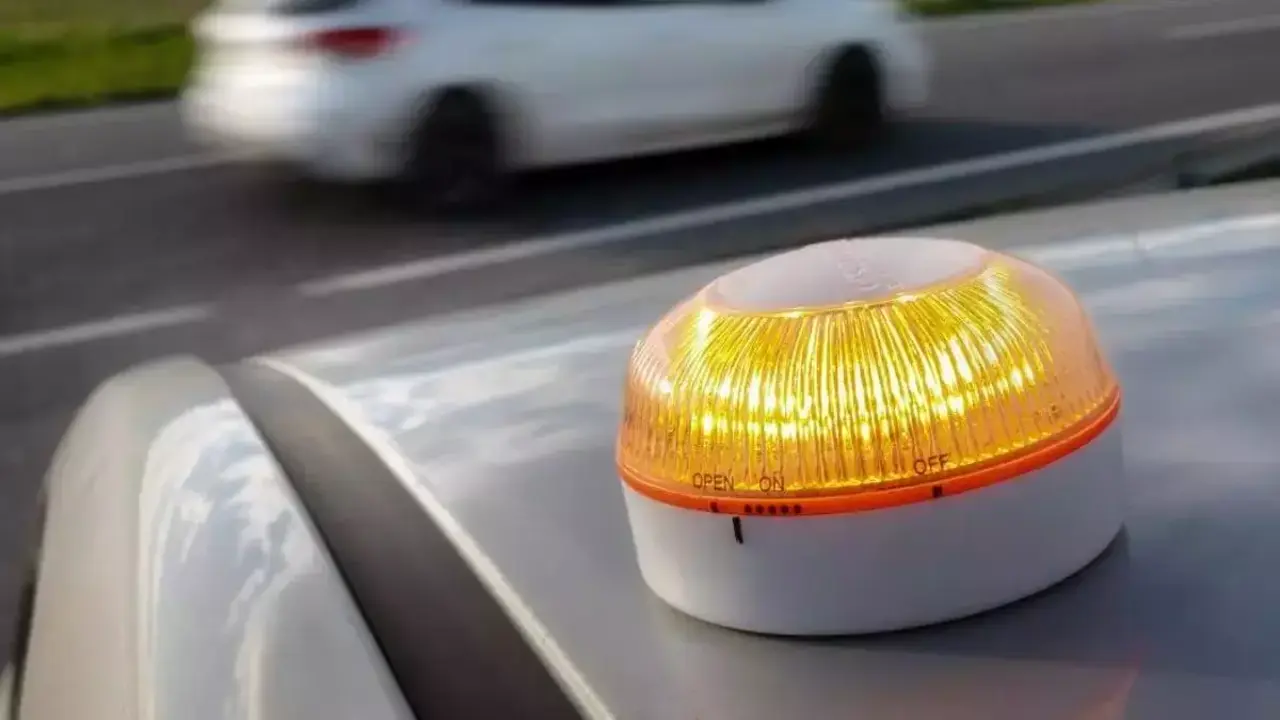 Baliza V-16 colocada encima de un coche / DGT