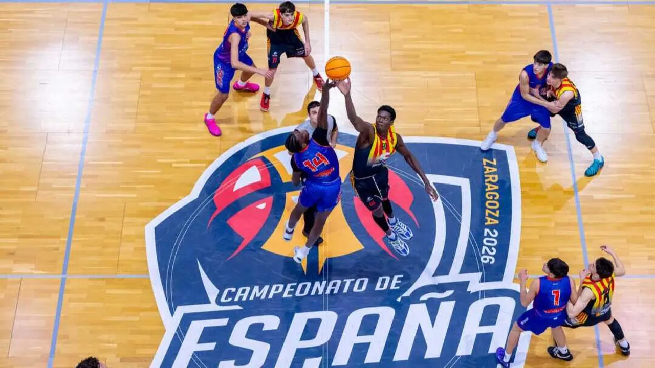 Salto inicial por la posesi&oacute;n en el duelo cadete entre Arag&oacute;n y Valencia. Fotograf&iacute;a: FEB.