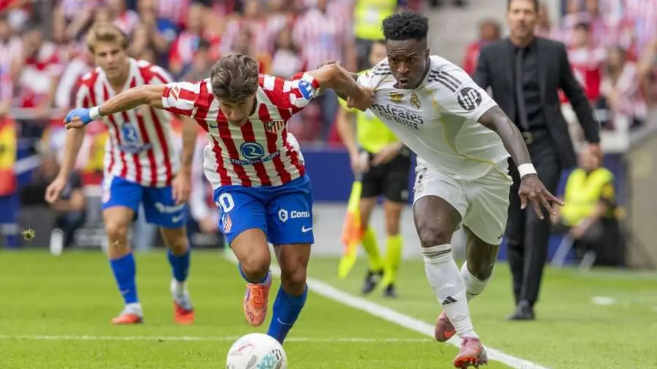 Simeone y Vinicius pugnan por un bal&oacute;n / LaLiga