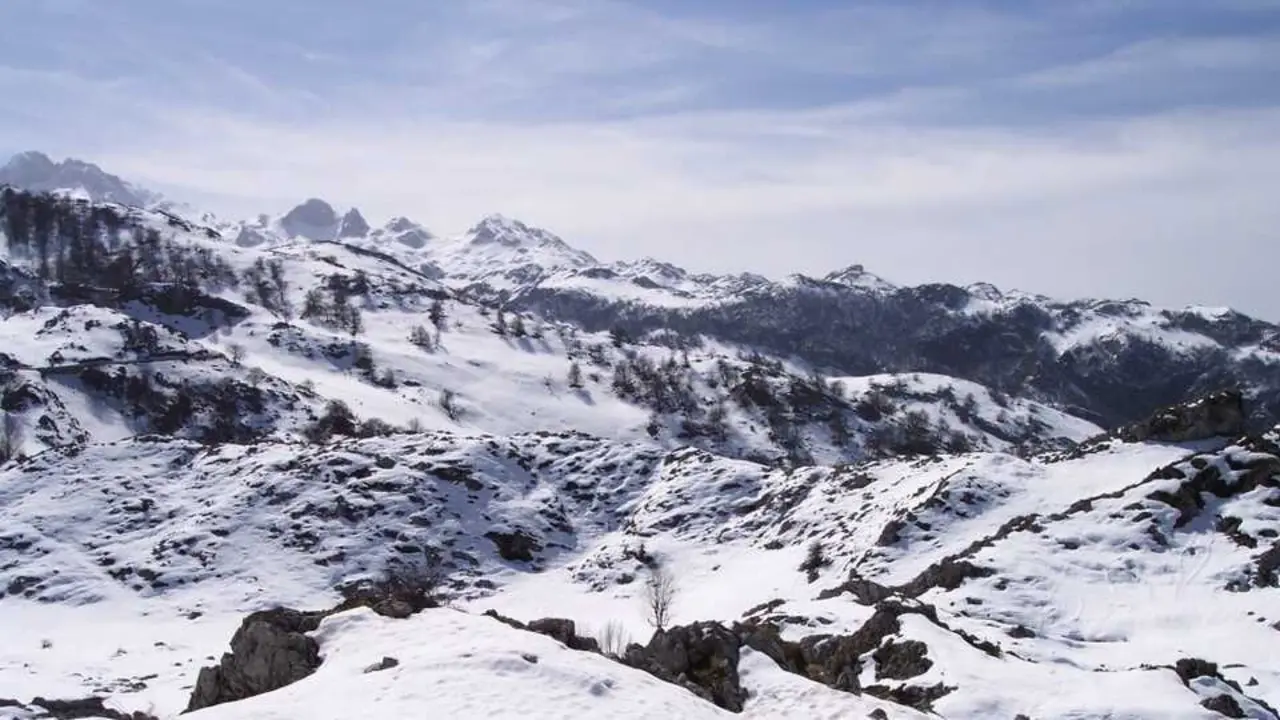 Imagen de los Picos de Europa con nieve / Parque Nacional de los Picos de Europa
