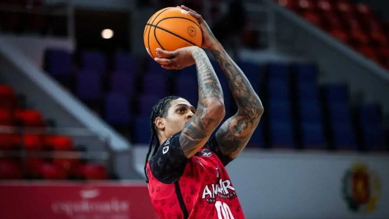 Devin Robinson, durante unos lanzamientos previos a un partido. Fotograf&iacute;a: Esther Casas / Casademont Zaragoza.
