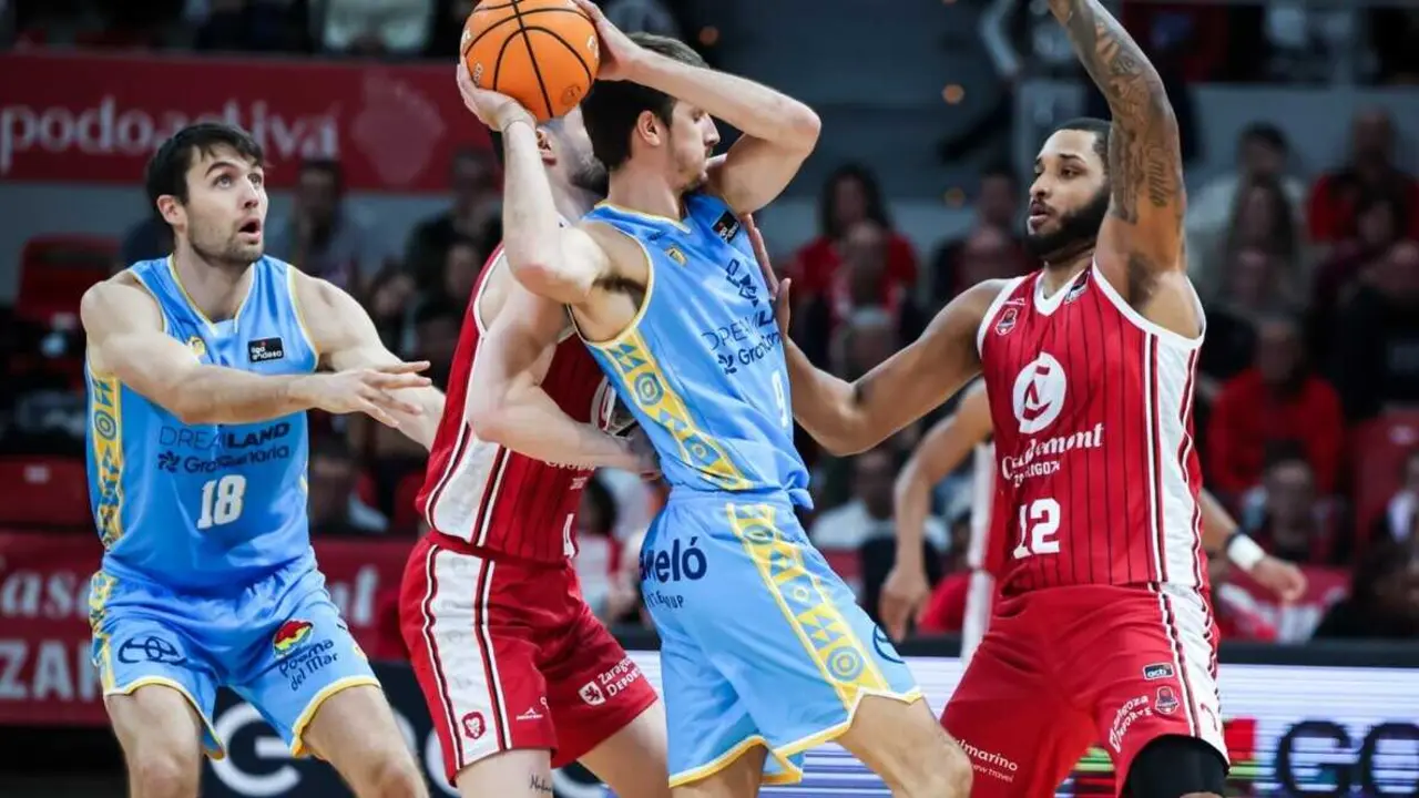 Joel Soriano trata de frenar un ataque del Gran Canaria. Fotograf&iacute;a: Esther Casas.