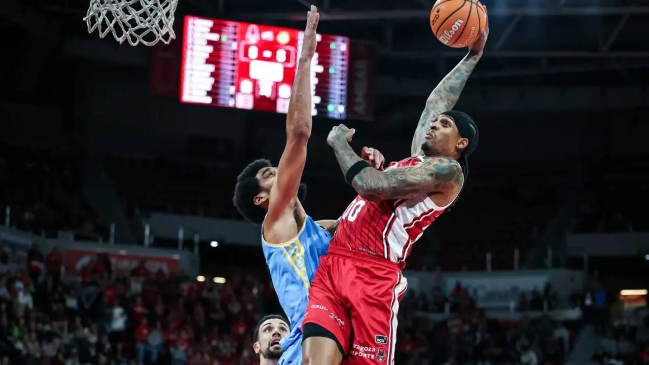 Devin Robinson machacando el aro ante Gran Canaria. Fotograf&iacute;a: Esther Casas / Casademont Zaragoza.
