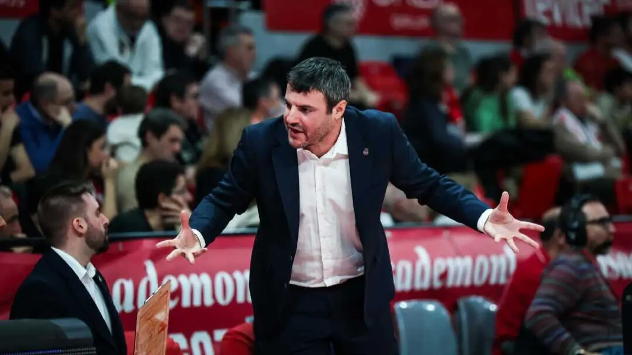 Carlos Cantero, con gesto contrariado en el banquillo, durante el duelo ante Estepona. Fotograf&iacute;a: Esther Casas / Casademont Zaragoza.