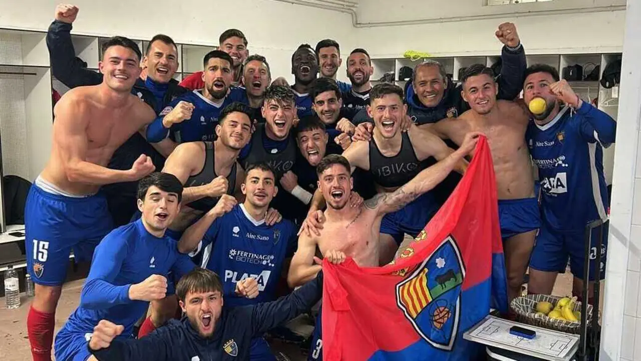 El CD Teruel festejando el triunfo en el vestuario. Fotograf&iacute;a: CD Teruel.