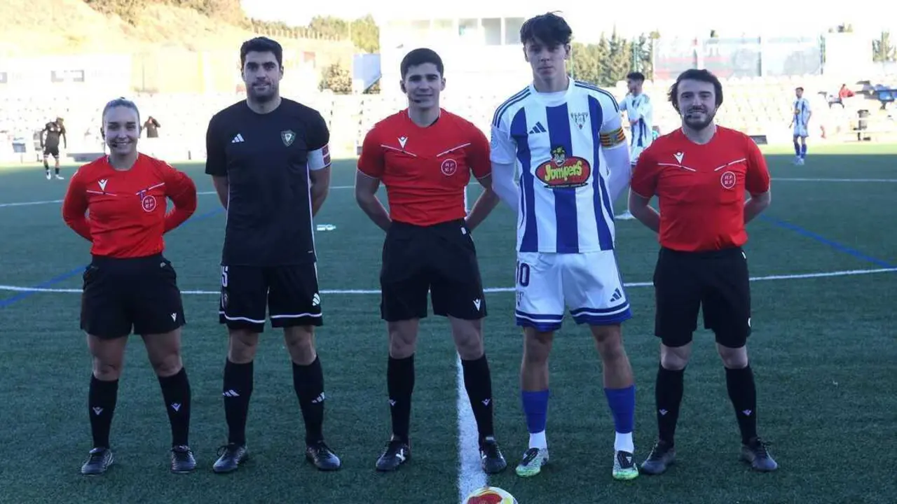 Capitanes del Gernika y SD Ejea junto al cuerpo arbitral instantes antes de que comience el duelo. Fotograf&iacute;a: Toni Torrano / SD Ejea.