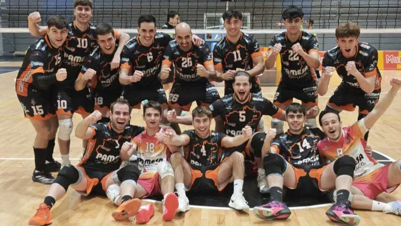 El equipo senior festejando el triunfo. Fotograf&iacute;a: Pamesa Teruel.