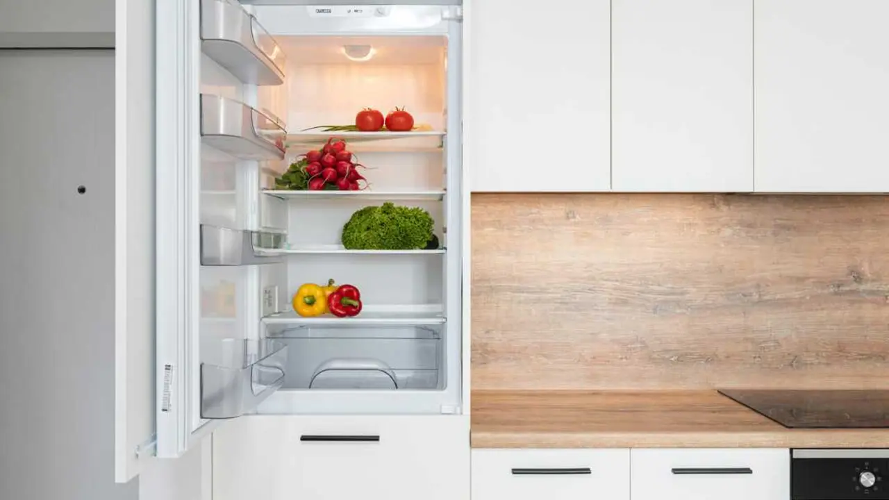 Nevera con alimentos
