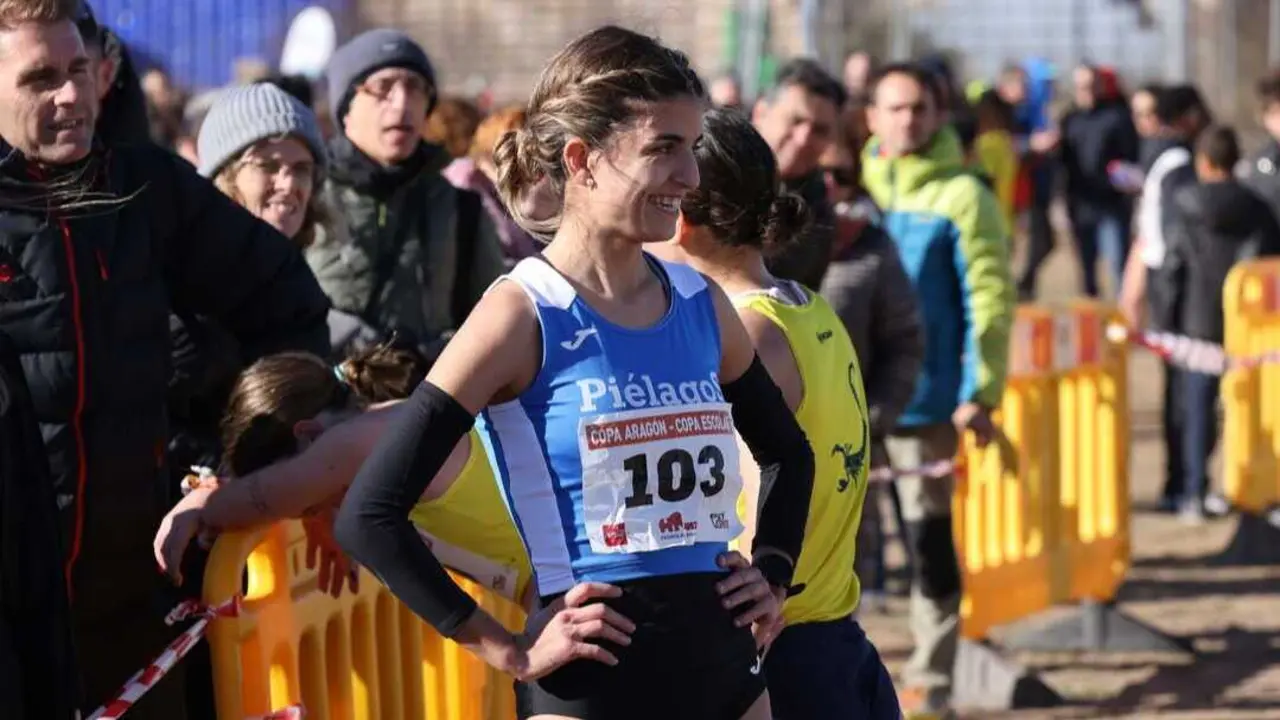 Raquel de Francisco, descansando tras la carrera con el deber cumplido. Fotograf&iacute;a: Olimpo Atletismo.
