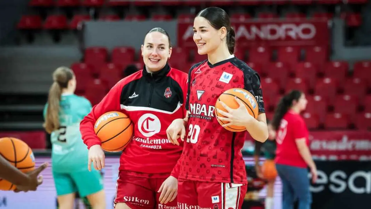Merritt Hempe y Nerea Hermosa, durante el calentamiento antes del duelo ante CAB Estepona. Fotograf&iacute;a: Esther Casas / Casademont Zaragoza.