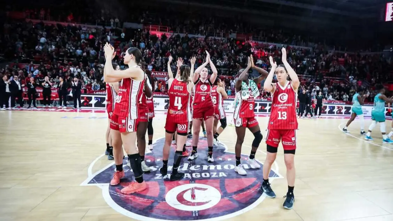El Casademont aplaudiendo a su afici&oacute;n tras el triunfo ante el CAB Estepona. Fotograf&iacute;a: Esther Casas / Casademont Zaragoza.