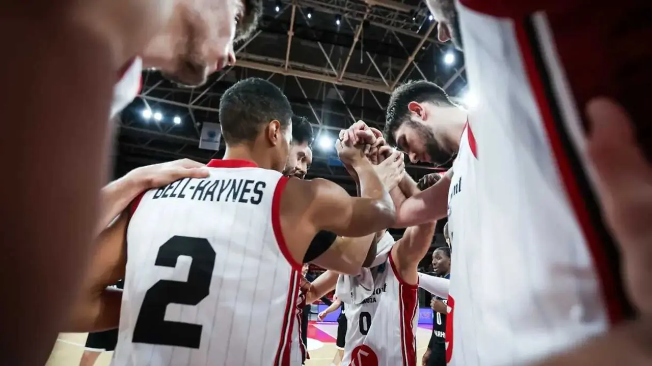 El equipo ma&ntilde;o hace conjura tras vencer un duelo europeo. Fotograf&iacute;a: FIBA.