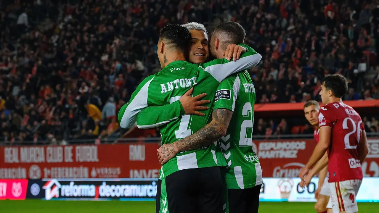 Jugadores del Betis celebran el pase ante el Murcia