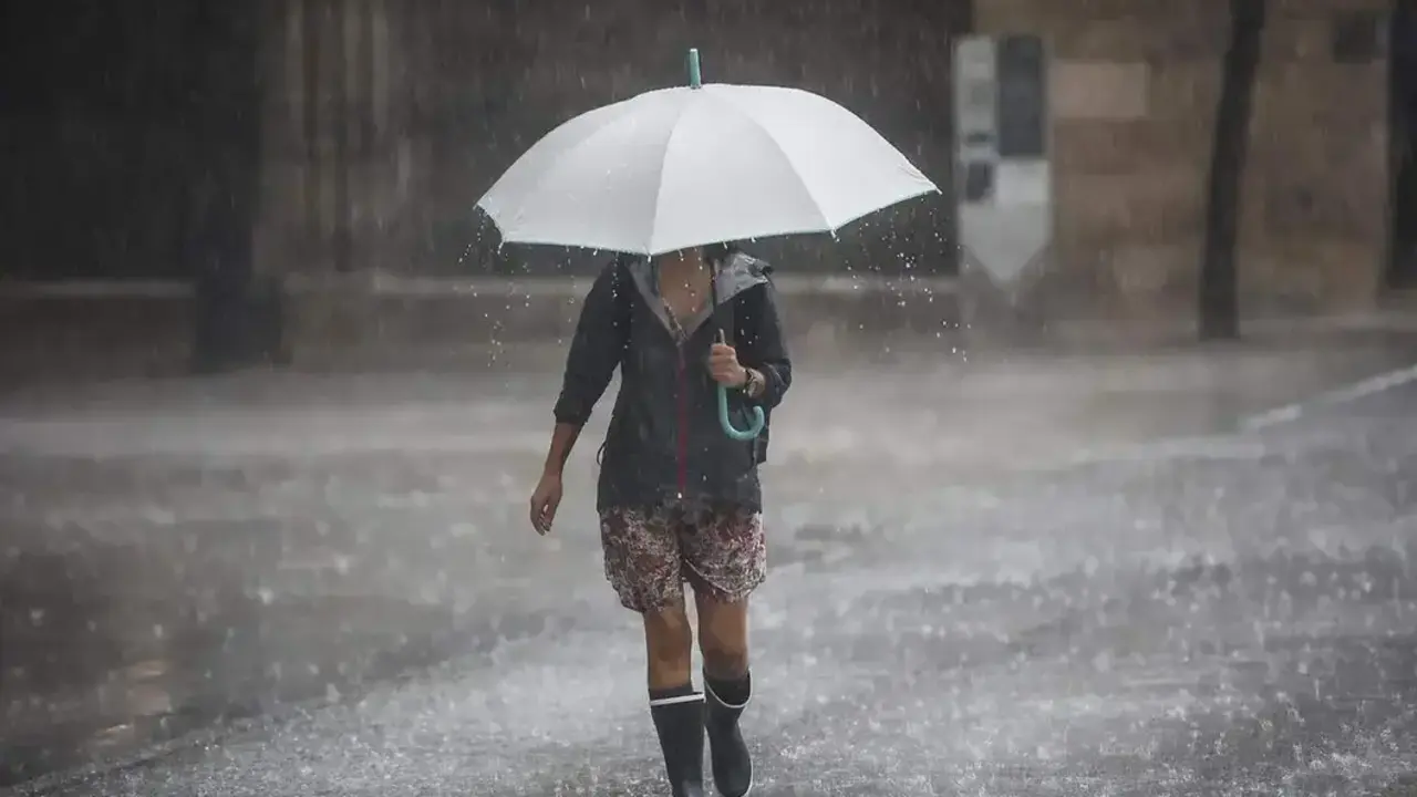 Persona camina bajo la lluvia / EP