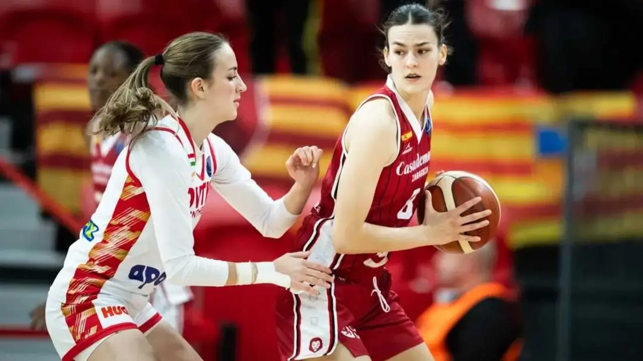Veronika Vorackova protege un bal&oacute;n ante el DVTK. Fotograf&iacute;a: FIBA.