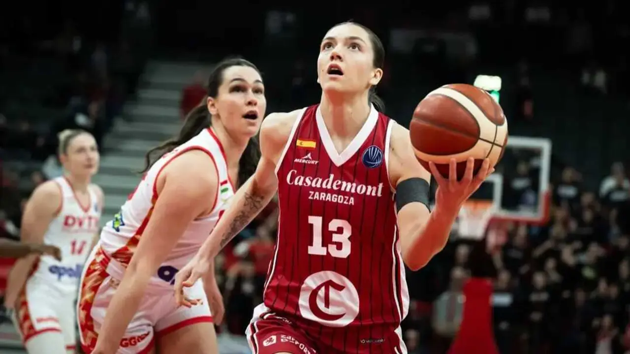 Helena Pueyo, durante una penetraci&oacute;n a canasta ante el DVTK. Fotograf&iacute;a: FIBA.