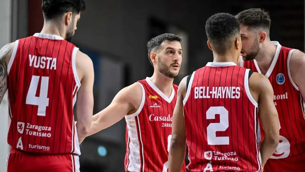 El Casademont Zaragoza, reunido durante el duelo ante el Sassari. Fotograf&iacute;a: FIBA.