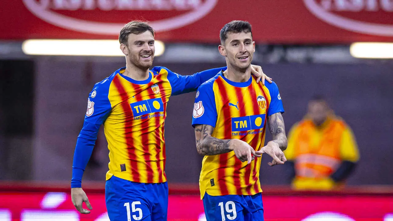 Jugadores del Valencia celebran el pase ante el Sporting en Copa del Rey