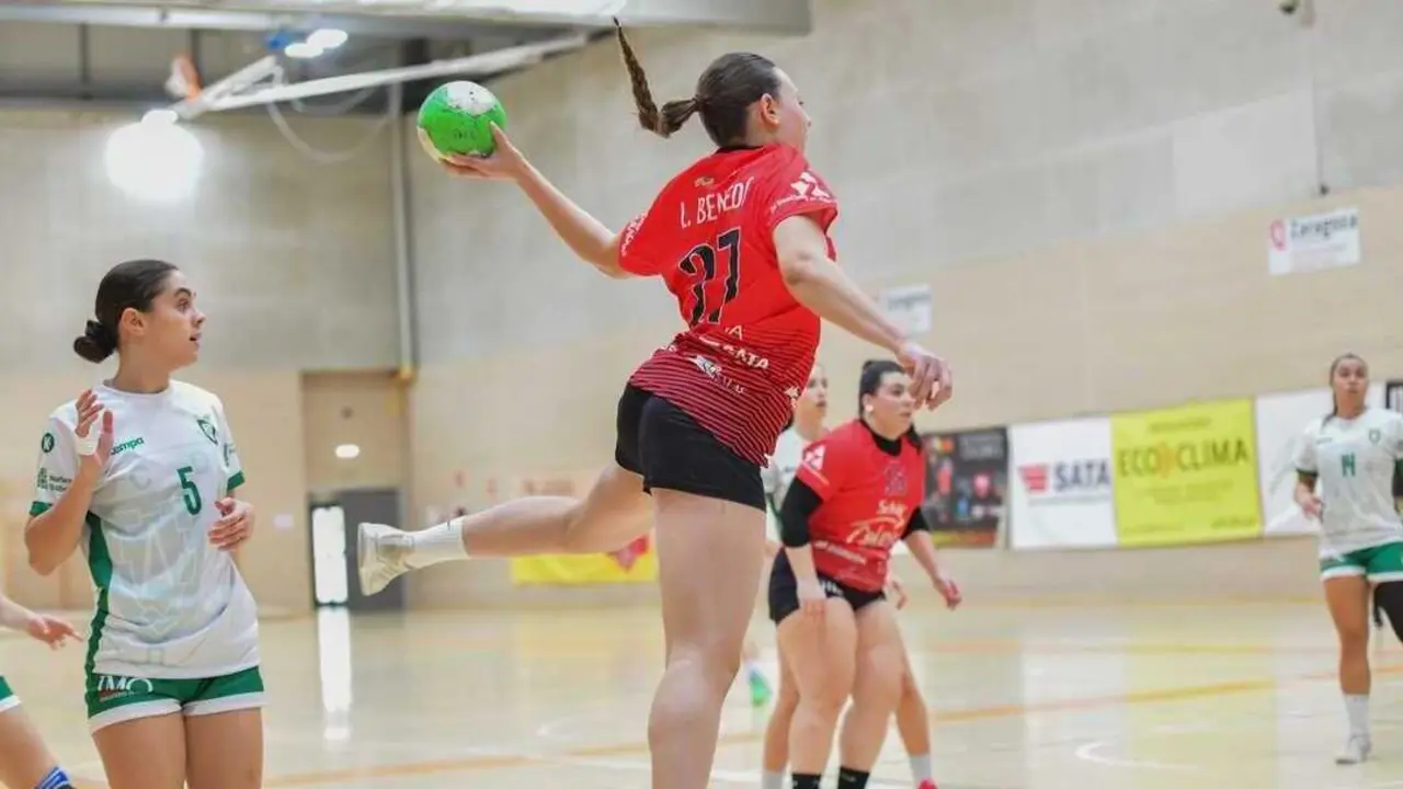 Luc&iacute;a Bened&iacute; lanzando a porter&iacute;a en un duelo de Sch&auml;r Colores. Fotograf&iacute;a: Sch&auml;r Colores Zaragoza.