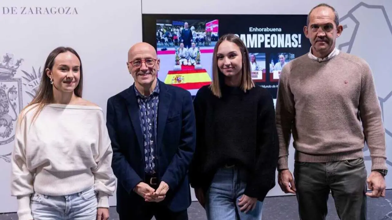 La recepci&oacute;n a Miranda Dorado y Marta Felipe en el Ayuntamiento de Zaragoza. Fotograf&iacute;a: Miguel G. Garc&iacute;a.