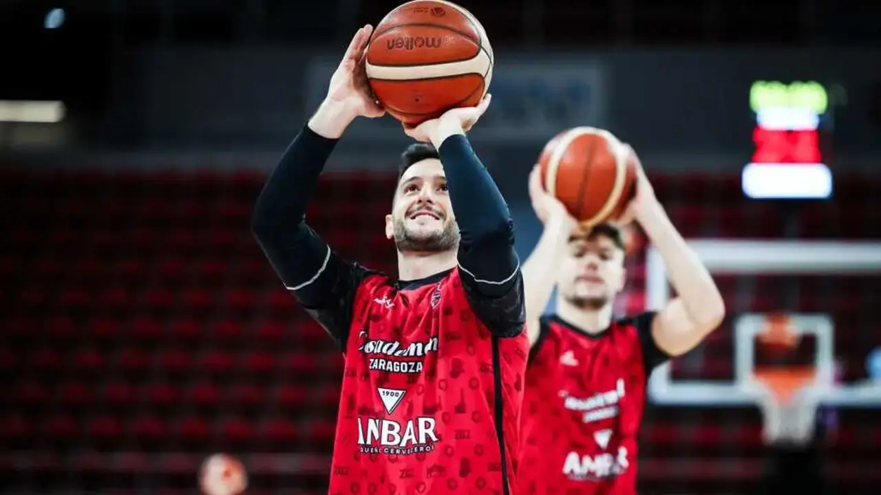 Marco Spissu, durante un calentamiento con el Casademont Zaragoza en FIBA Europe Cup. Fotograf&iacute;a: Esther Casas / Casademont Zaragoza.