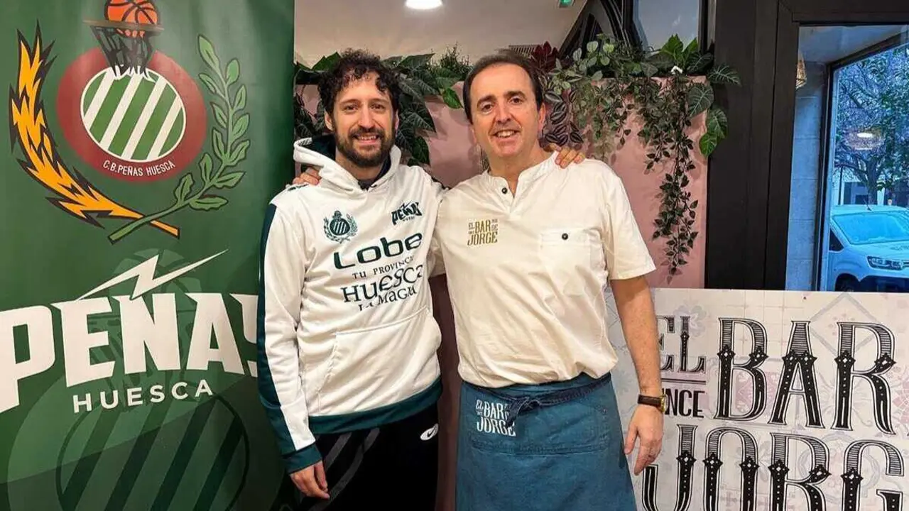 Santi Cerd&aacute;n en El Bar de Jorge, lugar en el que se realiz&oacute; la previa. Fotograf&iacute;a: Lobe Huesca.
