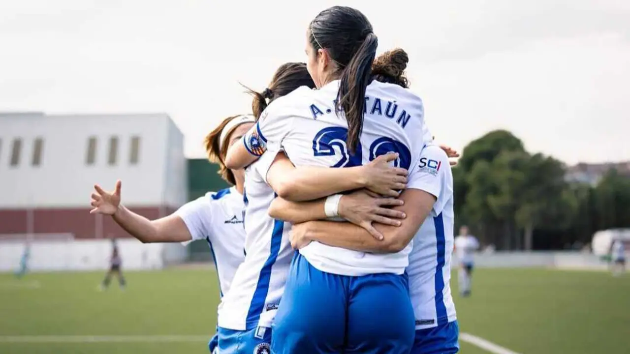 El Zaragoza CFF festejando un gol. Fotograf&iacute;a: Zaragoza CFF.