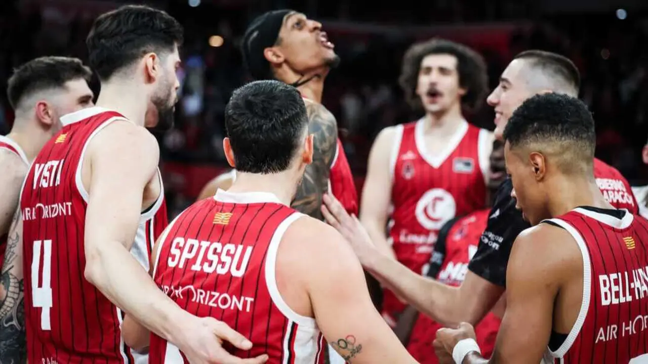 El Casademont haciendo pi&ntilde;a antes del duelo ante Gran Canaria. Fotograf&iacute;a: Esther Casas / Casademont Zaragoza.