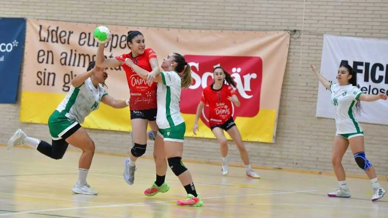Imagen del duelo disputado entre leonesas y ma&ntilde;as. Fotograf&iacute;a: SCZ.